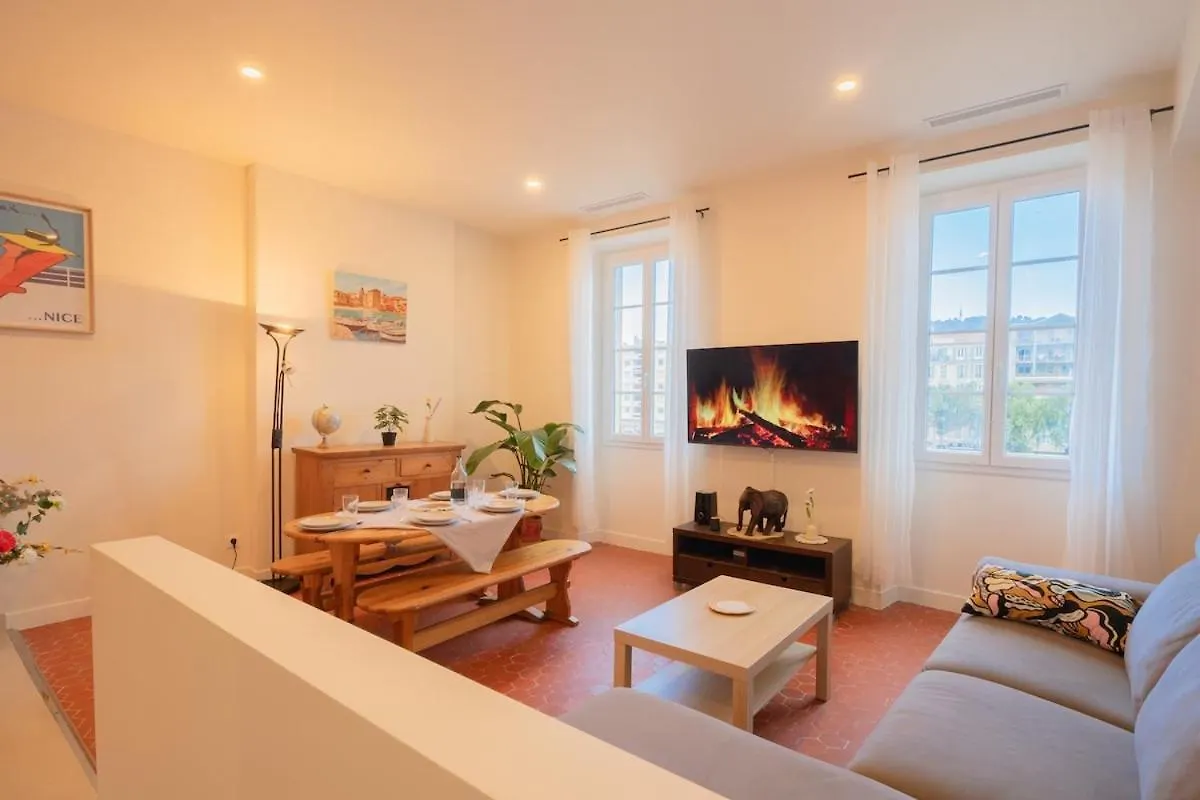 Nice - Beautiful Bright Apartment - 10 Min Beach 0*,  France